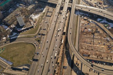 kavşakların ve otoyolların trafik kavşaklarının panoramik görüntüsü bir kuadrokopterden bağımsız