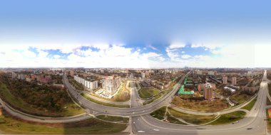 kavşakların ve otoyolların trafik kavşaklarının panoramik görüntüsü bir kuadrokopterden bağımsız
