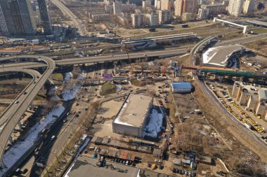 kavşakların ve otoyolların trafik kavşaklarının panoramik görüntüsü bir kuadrokopterden bağımsız