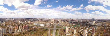 kavşakların ve otoyolların trafik kavşaklarının panoramik görüntüsü bir kuadrokopterden bağımsız