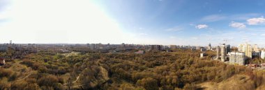 kavşakların ve otoyolların trafik kavşaklarının panoramik görüntüsü bir kuadrokopterden bağımsız