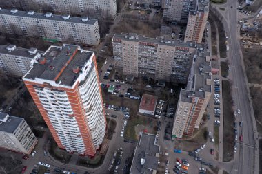 Bir kuadrokopterden alınan evler, yollar ve parklarla şehir panoramik manzarası