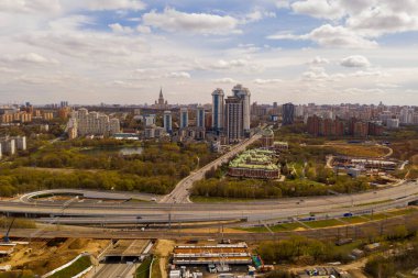 Kuadrokopterden alınan evler, yollar ve gök gürültüsü bulutlarıyla şehir panoramik manzarası