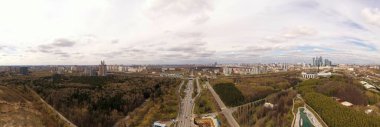 Kuadrokopterden alınan evler, yollar ve gök gürültüsü bulutlarıyla şehir panoramik manzarası