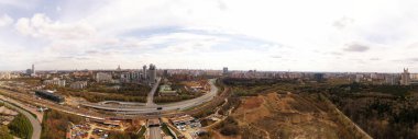 Kuadrokopterden alınan evler, yollar ve gök gürültüsü bulutlarıyla şehir panoramik manzarası