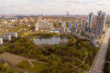Kuadrokopterden alınan evler, yollar ve gök gürültüsü bulutlarıyla şehir panoramik manzarası