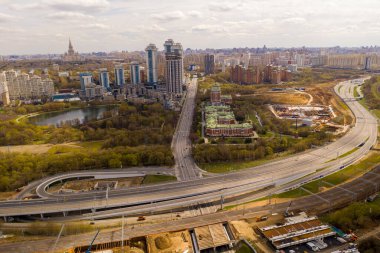 Kuadrokopterden alınan evler, yollar ve gök gürültüsü bulutlarıyla şehir panoramik manzarası