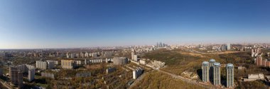 Şehir panoramik manzarası, evler ve yollar ve bir kuadrokopterden alınan bir göl.