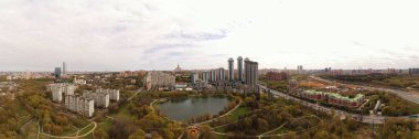 Şehir panoramik manzarası, evler ve yollar ve bir kuadrokopterden alınan bir göl.
