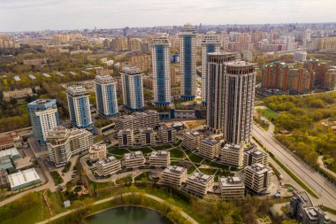 Şehir panoramik manzarası, evler ve yollar ve bir kuadrokopterden alınan bir göl.