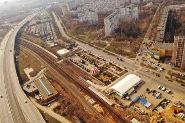 Kuadrokopterden alınan evler, yollar ve gök gürültüsü bulutlarıyla şehir panoramik manzarası