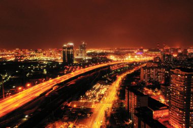 panoramik şehir manzaralı, geceleri evler ve yollar bir kuadrokopterden çekiliyor.