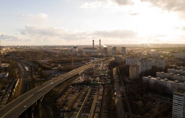 Şehir panoramik manzarası, gün batımında evler ve yollar bir kuadrokopterden çekiliyor.
