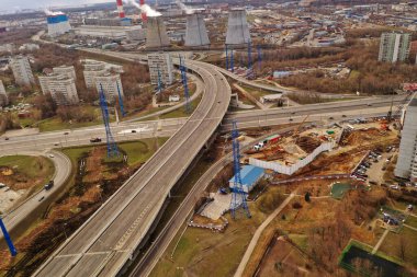 Kesişen yollar ve otoyollar bir kuadrokopterden kurtuldu