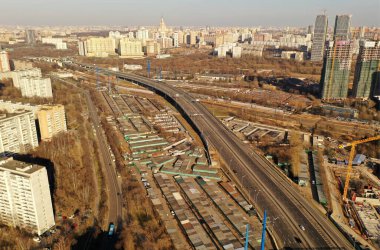 Kesişen yollar ve otoyollar bir kuadrokopterden kurtuldu