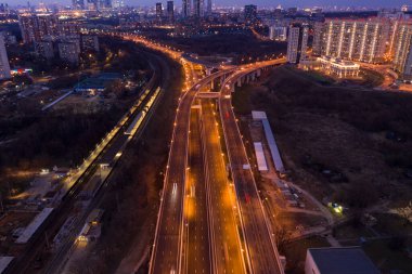panoramik şehir manzaralı, geceleri evler ve yollar bir kuadrokopterden çekiliyor.