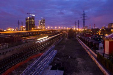 panoramik şehir manzaralı, geceleri evler ve yollar bir kuadrokopterden çekiliyor.