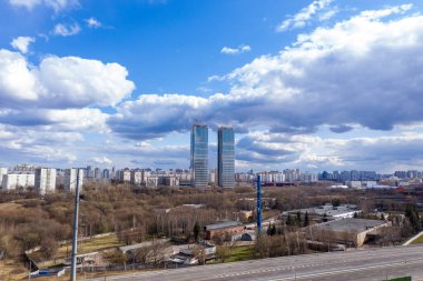 Bir kuadrokopterden alınan evler ve yollar ile panoramik şehir manzarası