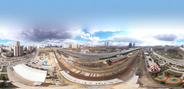 Bir kuadrokopterden alınan evler ve yollar ile panoramik şehir manzarası