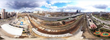 Bir kuadrokopterden alınan evler ve yollar ile panoramik şehir manzarası