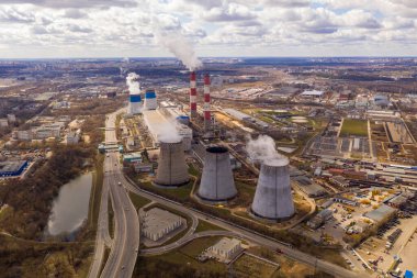 Kuadrokopterden alınan duman borularıyla kentsel sanayi manzarası