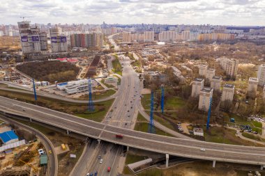 Bir kuadrokopterden alınan evler ve yollar ile panoramik şehir manzarası