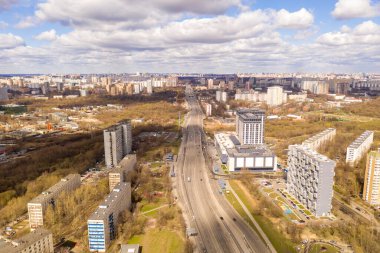 Bir kuadrokopterden alınan evler ve yollar ile panoramik şehir manzarası