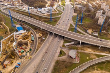 Bir kuadrokopterden alınan evler ve yollar ile panoramik şehir manzarası