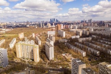 Bir kuadrokopterden alınan evler ve yollar ile panoramik şehir manzarası