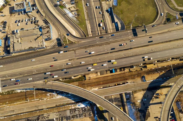 Kavşakların Otoyolların Trafik Kavşaklarının Panoramik Görüntüsü Bir Kuadrokopterden Bağımsız — Stok fotoğraf