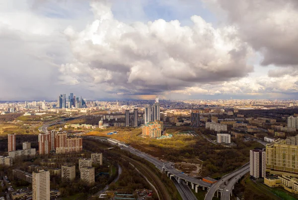 Vista Panorámica Ciudad Con Casas Carreteras Parques Tomados Quadrocopter —  Fotos de Stock