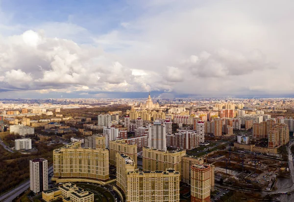 Vista Panorâmica Cidade Com Casas Estradas Parques Retirados Quadricóptero — Fotografia de Stock