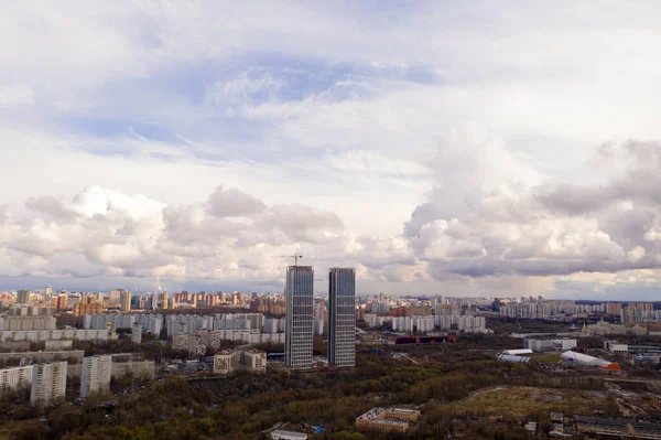 Vista Panorâmica Cidade Com Casas Estradas Parques Retirados Quadricóptero — Fotografia de Stock