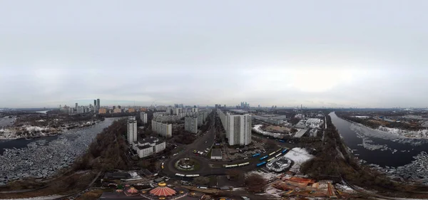 Panoramatický Výhled Město Domy Silnicemi Při Západu Slunce Výstřel Quadrocopter — Stock fotografie