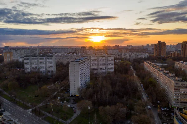 Vista Panoramica Sulla Città Con Case Strade Tramonto Riprese Quadrocopter — Foto Stock