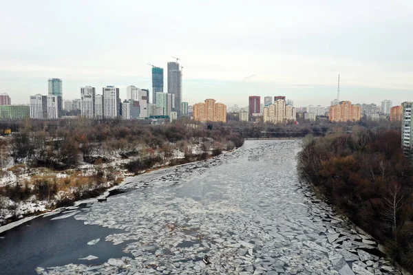 第一场雪过后 城市和河流的全景从无人机上消失了 — 图库照片