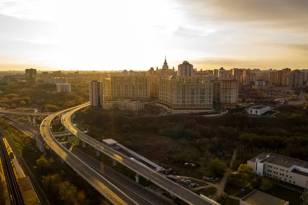 Міський Панорамний Вид Будинками Дорогами Заході Сонця Знятий Квадрокоптера — стокове фото