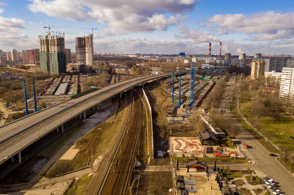 Vista Panorámica Ciudad Con Casas Carreteras Parques Tomados Quadrocopter — Foto de Stock