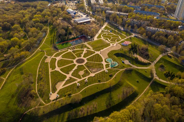 Vista Panorâmica Cidade Com Casas Estradas Parques Retirados Quadricóptero — Fotografia de Stock