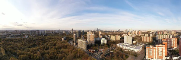 Міський Панорамний Вид Будинками Дорогами Грозовими Хмарами Взятими Квадрокоптера — стокове фото