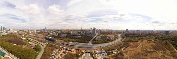 Vista Panorámica Ciudad Con Casas Carreteras Nubes Trueno Tomadas Quadrocopter — Foto de Stock