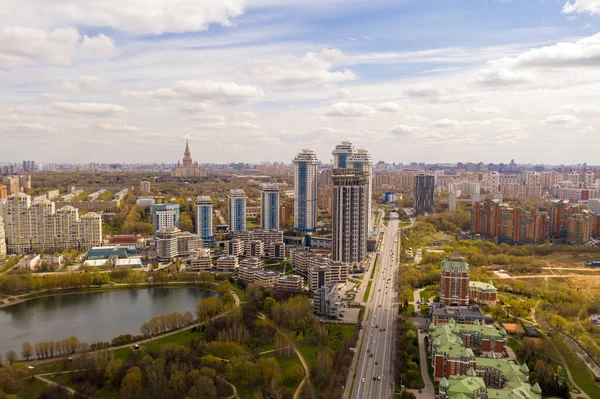 Vista Panorâmica Cidade Com Casas Estradas Nuvens Trovão Tiradas Quadrocopter — Fotografia de Stock