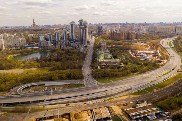 Vista Panorâmica Cidade Com Casas Estradas Nuvens Trovão Tiradas Quadrocopter — Fotografia de Stock