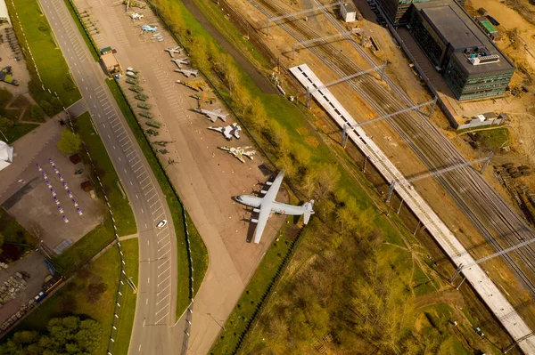 Stadtpanorama Mit Häusern Und Straßen Und Gewitterwolken Aus Einem Quadrocopter — Stockfoto