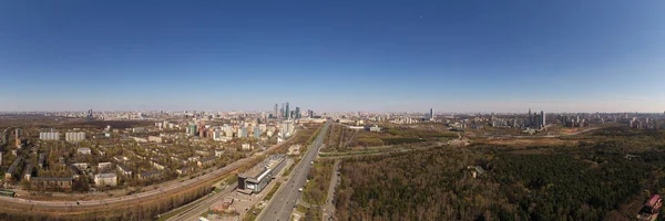 Widok Panoramiczny Miasta Domami Drogami Chmurami Quadrocoptera — Zdjęcie stockowe