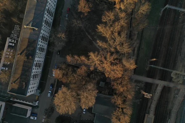 Vista Panorámica Ciudad Con Casas Carreteras Nubes Trueno Tomadas Quadrocopter —  Fotos de Stock