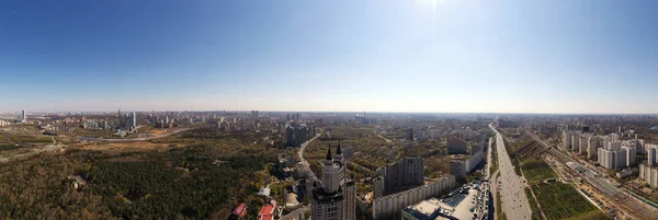 Widok Panoramiczny Miasta Domami Drogami Chmurami Quadrocoptera — Zdjęcie stockowe