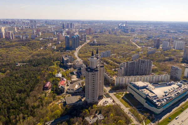 Vista Panorámica Ciudad Con Casas Carreteras Nubes Trueno Tomadas Quadrocopter —  Fotos de Stock