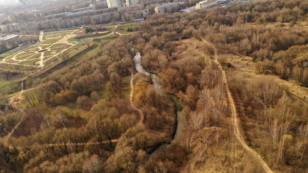 Панорамный Вид Города Домами Дорогами Озером Взятым Квадрокоптера — стоковое фото