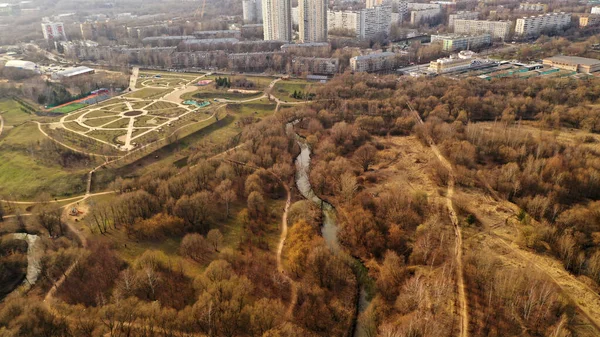 Панорамный Вид Города Домами Дорогами Озером Взятым Квадрокоптера — стоковое фото